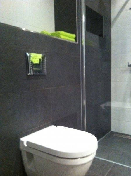 Aannemingsbedrijf-Oskam-badkamer-renovatie-hangend-toilet-installeren