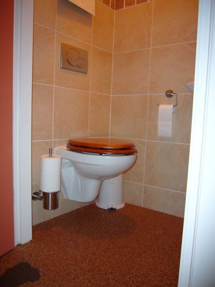 Aannemingsbedrijf-Oskam-toiletrenovatie-installeren-hangend-toilet-en-wandtegels-plaatsen
