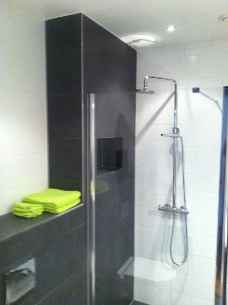 Oskam-Bodegraven-aannemersbedrijf-badkamer-douche-tegelwerk