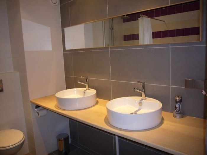 Stukadoors-&-Aannemingsbedrijf-Oskam-badkamer-renovatie-wastafel-met-dubbele-wasbak-tegelwerken-installeren-sanitair