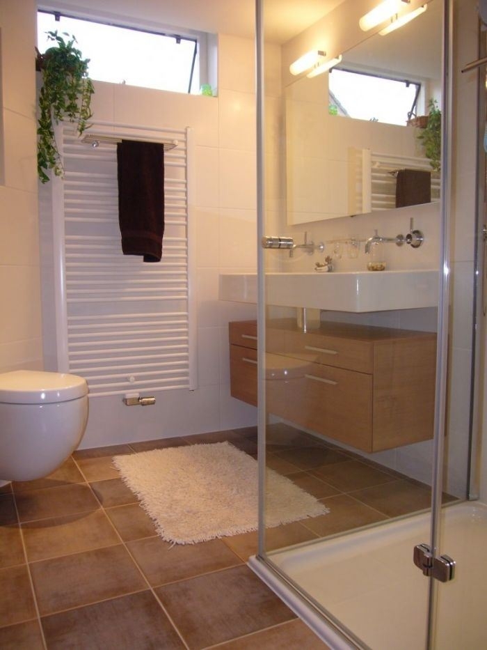 Stukadoors-&-Aannemingsbedrijf-Oskam-badkamerrenovatie-tegelwerken-wand-en-vloer-hangend-toilet-badkamermeubel-met-dubbele-wastafel-radiator-douchecabine-installeren