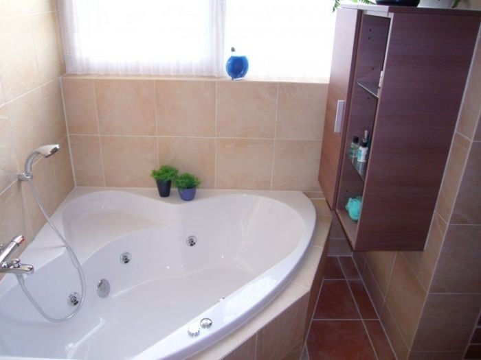 Stukadoors-&-Aannemingsbedrijf-Oskam-renoveren-badkamer-groot-hoekbad-whirlpool-bad