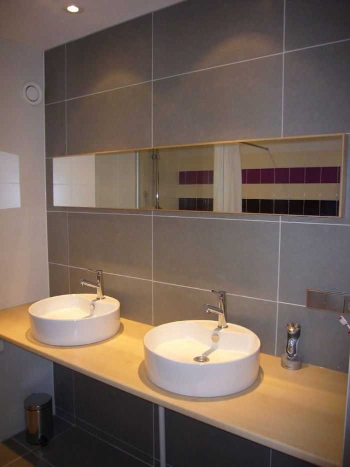 Stukadoors-&-Aannemingsbedrijf-Oskam-renoveren-badkamer-wandtegels-brede-spiegel-dubbele-wasbak