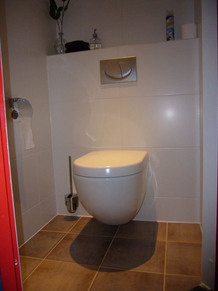 Stukadoors-&-Aannemingsbedrijf-Oskam-renoveren-toilet-nieuwe-wandtegels-vloertegels-hangend-toilet-en-toilet-accessoires